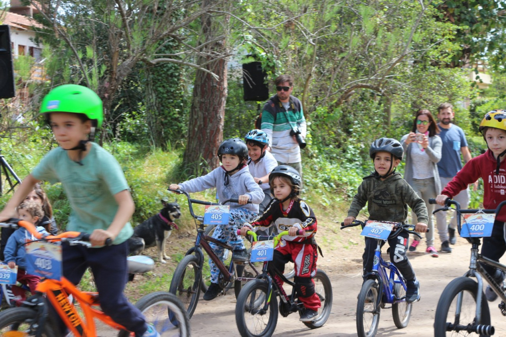 CHICOS Y CHICAS DISFRUTAN DEL MOUNTAIN BIKE EN EL PINAR HIST RICO